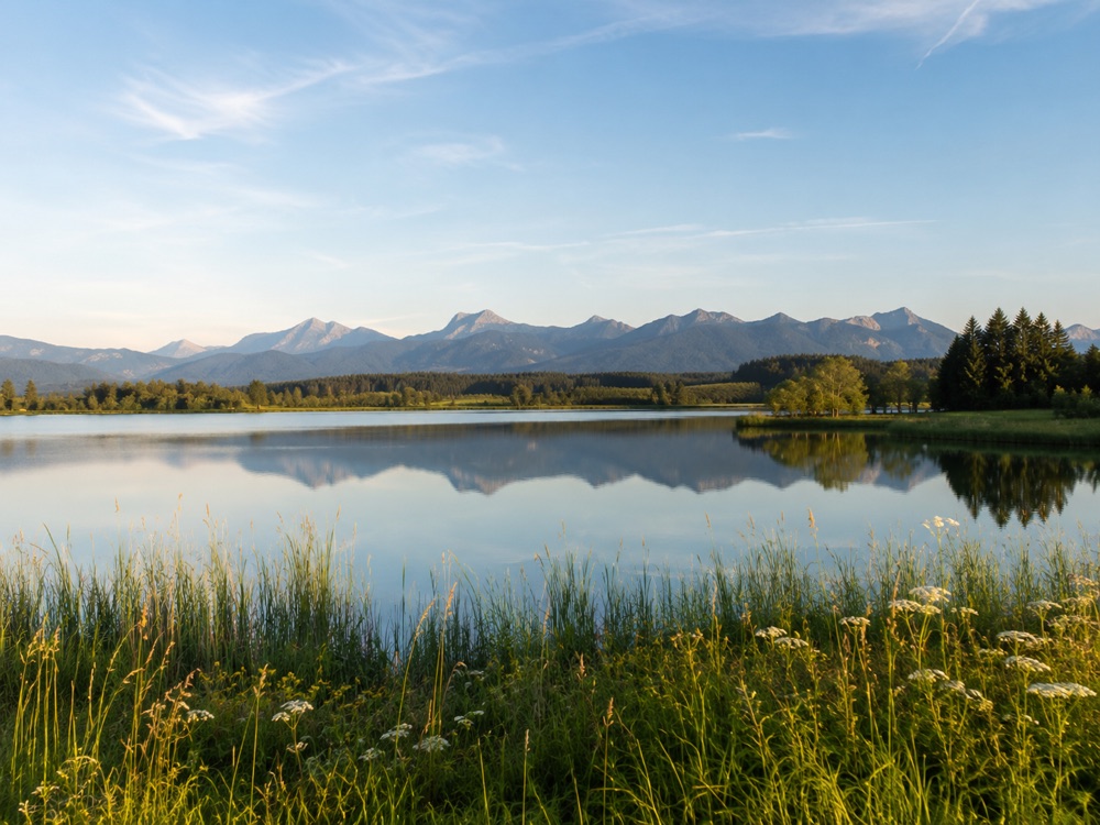 Murnau am Staffelsee — Blick über den See auf die Berge
